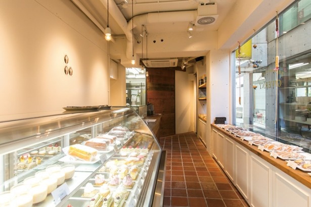 白を基調とした清潔感ある店内。生菓子のほか焼き菓子も充実