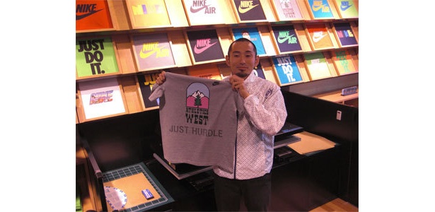 胸には「JUTS HURDLE」の文字が