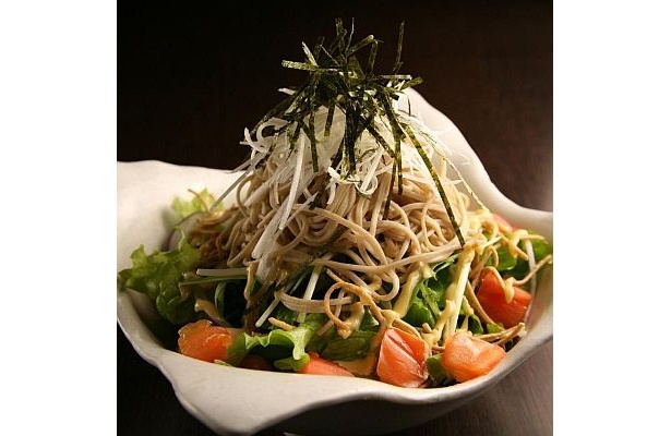 大車輪の如く混ぜること推奨「信州蕎麦サラダつゆマヨソースで」（680円）