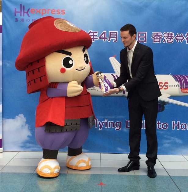 【写真を見る】福岡県の伝統工芸品・博多人形を受け取るラブグローブ氏