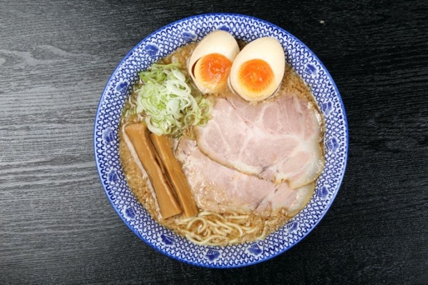 背あぶら濃厚魚介中華（中）650円＋煮玉子100円。濃厚な煮干しのインパクトが印象的な一杯。