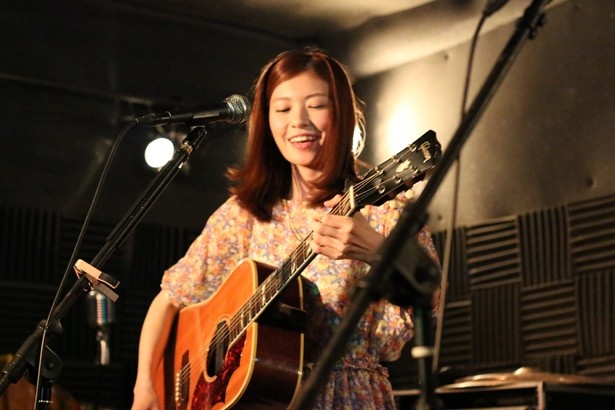 自身の楽曲「言葉にしたいんだ」と「ハレノヒ」を熱唱する住岡さん