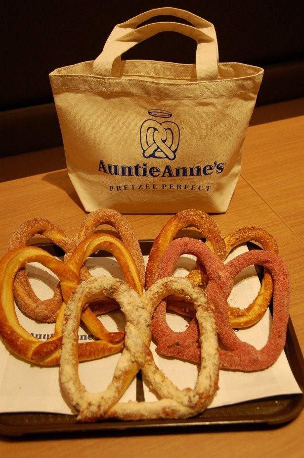 4/18（金）より1000個限定で発売される「Auntie Anne’s」の北広島ハッピー5 セット（バッグ付）￥1550