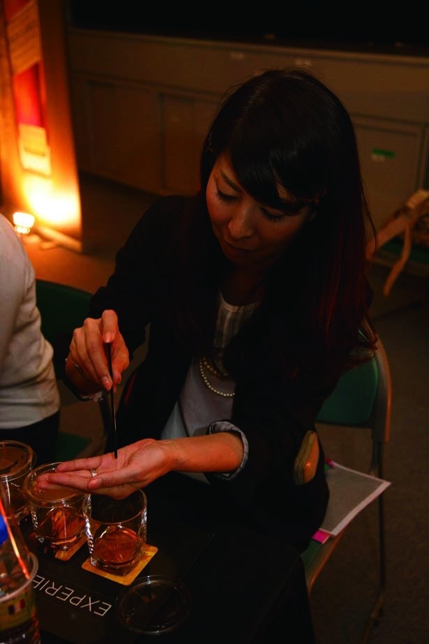 まずは3種のうち1つをストローですくい、手のひらに1滴落とす