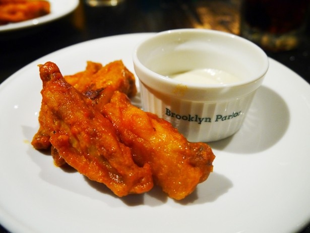 ブルーチーズのソースと絡めて食べるバッファローチキンウィング（10P・800円）