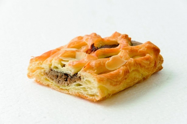 チョコデニッシュの断面。デニッシュ生地にベトナム産チョコレートが詰まっている