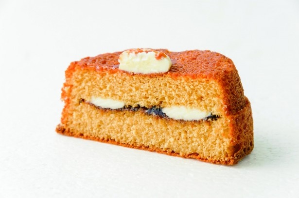 塩キャラメルケーキの断面。キャラメルクリームとマーガリンをサンド