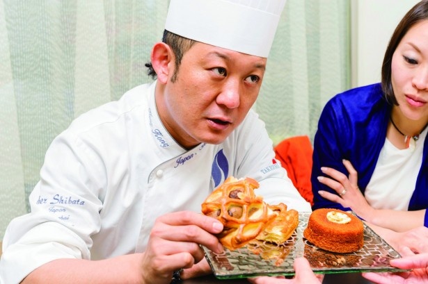 試作品を試食して意見を述べる柴田氏。真剣な眼差し！