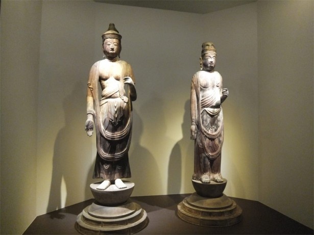 重文　日光菩薩立像　平安時代 十世紀　神童寺蔵（右）と重文　月光菩薩立像　平安時代 十二世紀　神童寺蔵（左）
