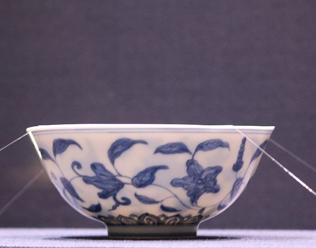 内側に描かれた青い文様が透けて見える薄作りの青花花唐草紋鉢