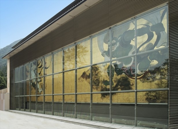 巨大壁画「風・刻（かぜ・とき）」の大きさは12×30m(画像は一部分)