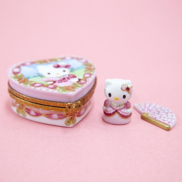 キティ侯爵夫人（マダムキティ）(5.5×5×高さ2cm)には扇子もついている