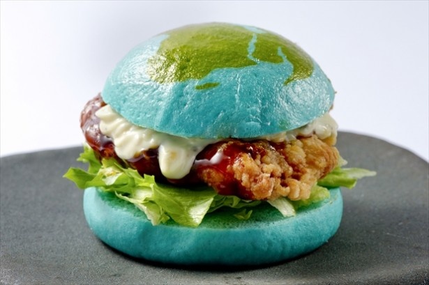 【写真を見る】カフェには真っ青なブルーバーガー(470円)などユニークなメニューも！