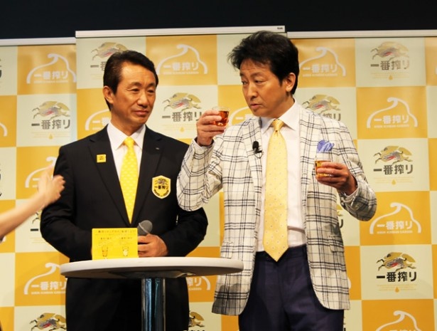 イベントで一番搾り麦汁と二番絞り麦汁の飲み比べをする辰巳琢郎