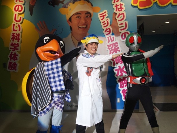 プレオープンには左から、かちん太、さかなクン、仮面ライダー一号が登場