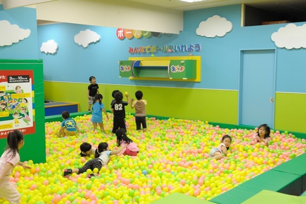 キッズランドにはボールがたくさん入ったジャンボボールプールも