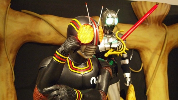 昭和のライダー、仮面ライダーBLACK RX（左）とその宿敵シャドームーン