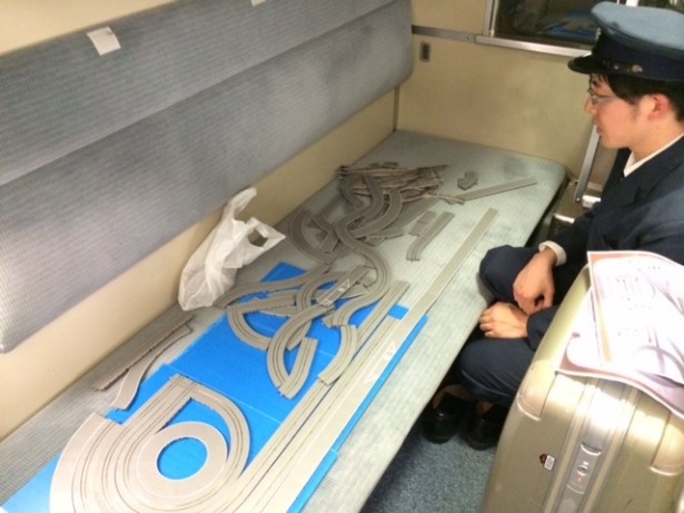乗客さんが車掌さんの格好でレールを作る