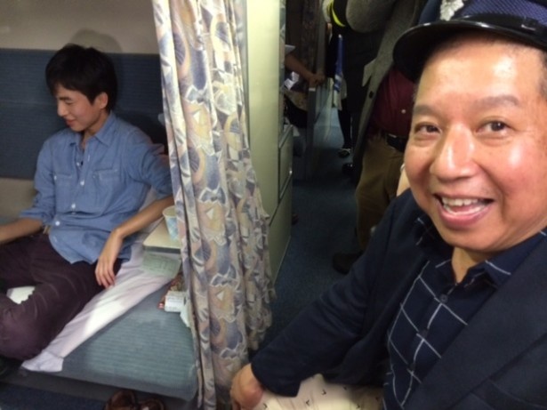 向谷さんは乗客の皆さんと談笑中