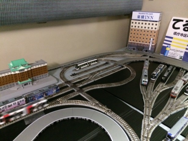 電車の中で電車が走る