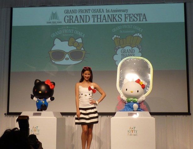 土屋アンナさんがデザインしたキティ（右）と坂下千里子さんがデザインしたキティ（左）