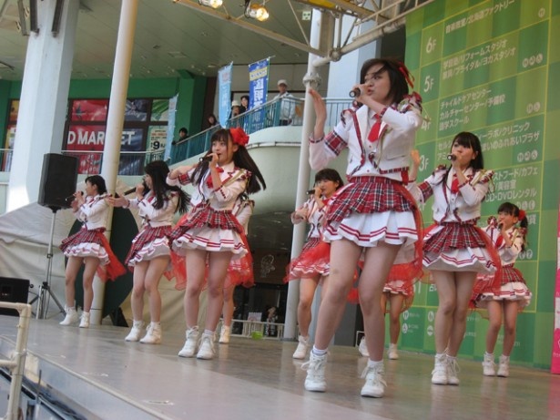 メジャーデビュー曲『LOVE-arigatou-』を披露する「Rev.from DVL」