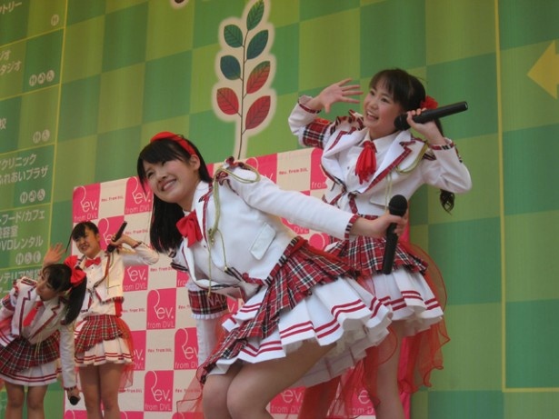 『逢いにきんしゃい』でキュートなダンスを披露する 高橋菜々美（15歳/写真左）と橋本幸奈（15歳/写真右）