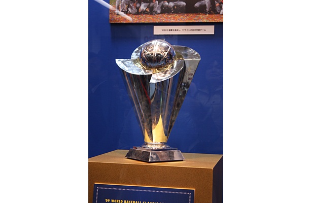 1日限定！池袋西武百貨店にWBC優勝トロフィーが登場