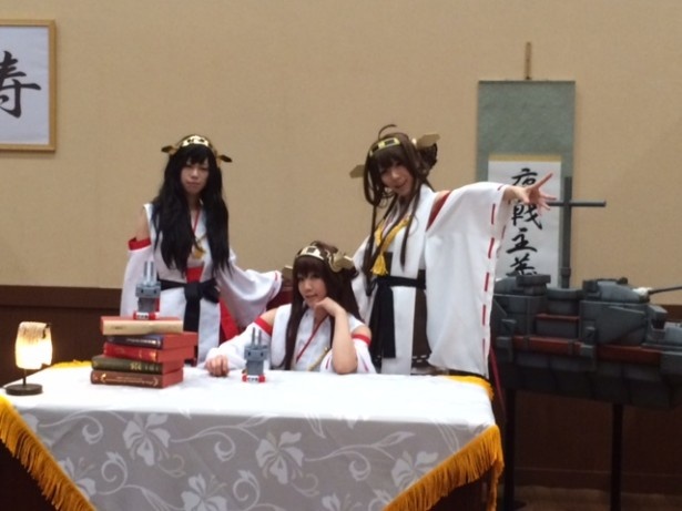 「艦隊これくしょん」提督の部屋に金剛姉妹のコスプレイヤーが登場！