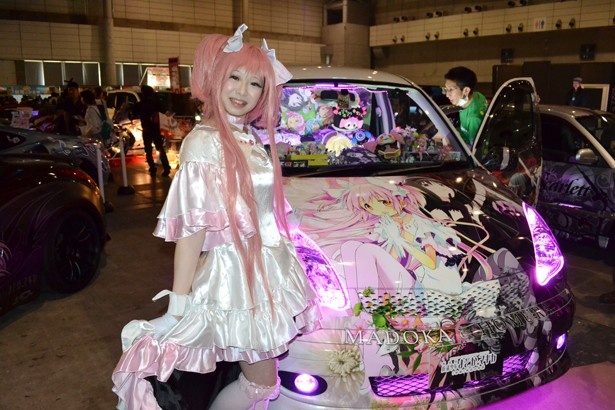 「魔法少女まどか☆マギカ」の痛車は、劇場版をイメージしたデザイン