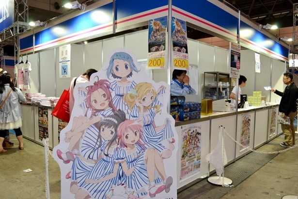 【写真を見る】ローソンオリジナル衣装を着た「魔法少女まどか☆マギカ」のキャラクターたち