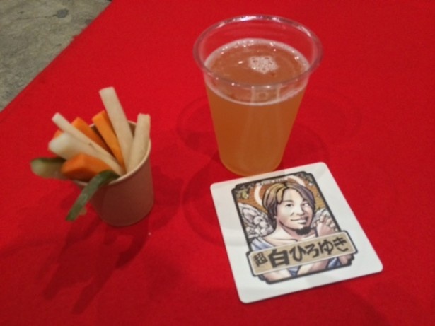 ZUNビールの「超白ひろゆき」とおつまみ「ピリピリピックルス」（各￥500）