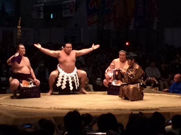新横綱・鶴竜が堂々の土俵入り！