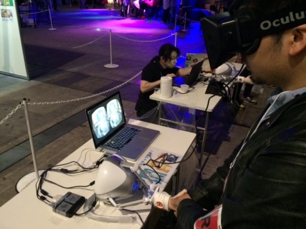 「初音ミク握手会」ではアイマスクと握った手が連動して本当に握っているような感覚に！