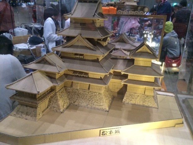 「まるなげひろば」に展示されたダンボールだけで作られた松本城は圧巻