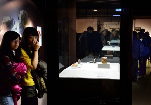 「肉形石」「人と熊」展示室内風景(台北 國立故宮博物院内)