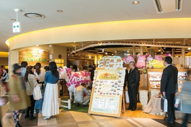 ランチタイムは長い行列ができるモクモク直営農場レストラン お日さまのえがお。あべのハルカス タワー館13F