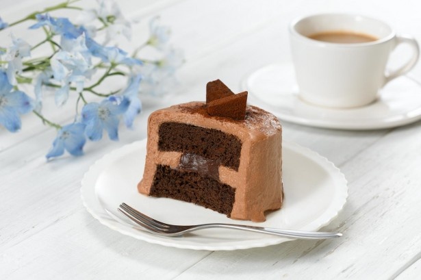 【写真を見る】ピュアチョコケーキ(260円) 発売日：5月6日(火)
