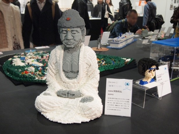 ナノブロックで作られた大仏。約550店の応募作品の中から選ばれた優秀作を展示！