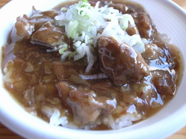 豊西牛をほろっと柔らかく煮込んだ「牛ほろほろ丼」