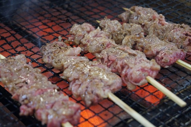豊西牛の旨味が楽しめる贅沢な串「豊西牛カルビ串～黒にんにくソースがけ～」