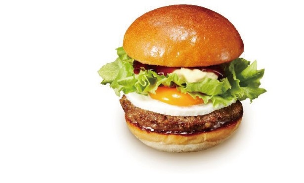 【写真を見る】黄金の半熟タマてりバーガー(単品440円)は、とろける半熟風たまごとビーフの旨味が口の中で絡み合う！
