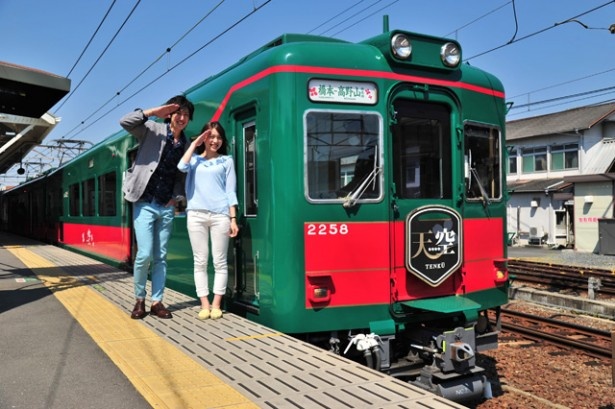 特別仕様の観光列車「こうや花鉄道・天空」で新緑まぶしい高野山へ