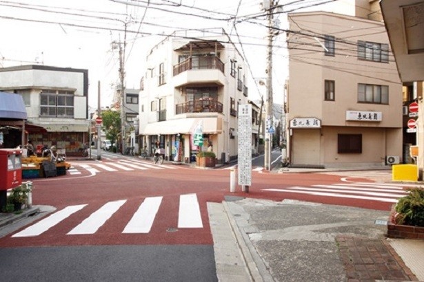 【写真を見る】珍名所になっている7差路は全国でも珍しい！譲り合いの精神を持つ住人が多いため、事故はほとんど起きないのだとか