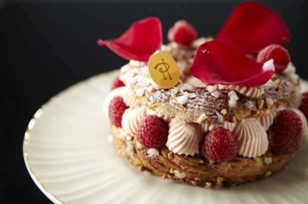 バラ、ライチ、フランポワーズを使ったピエール・エルメ・パリの洋菓子、パリ=ブレスト イスパハン(3456円)