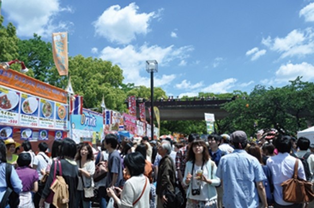 【写真を見る】大阪や名古屋でも開催される第15回タイ・フェスティバル2014。正午近くは混雑もピークに！午前中から積極的に回ろう