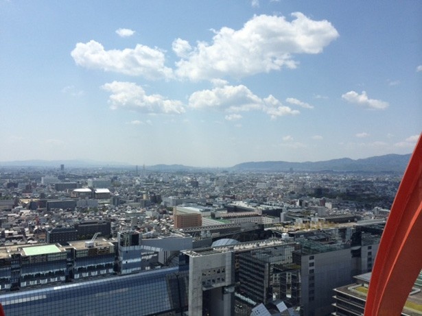 京都タワー展望台からの眺め。晴れていて見晴らし抜群
