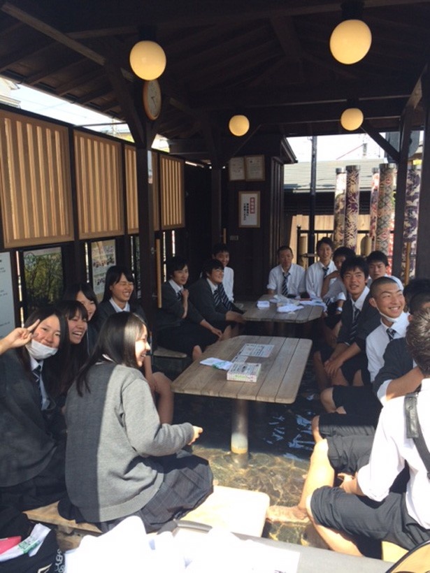 嵐山駅構内にある足湯。大人気！