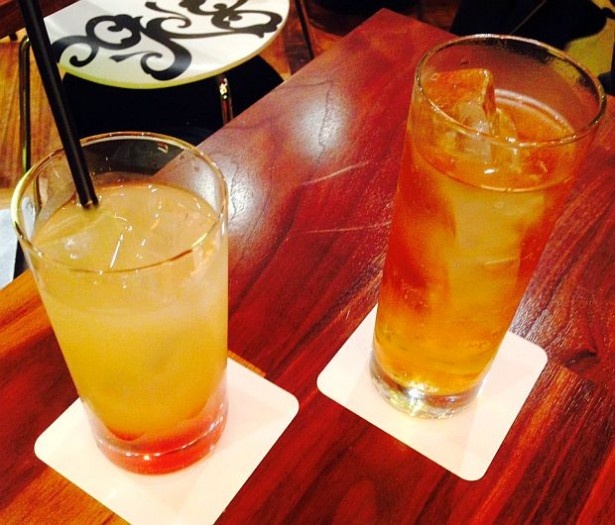 記者が飲んだ1杯目のお酒「フランボワーズグレープフルーツ」(手前)