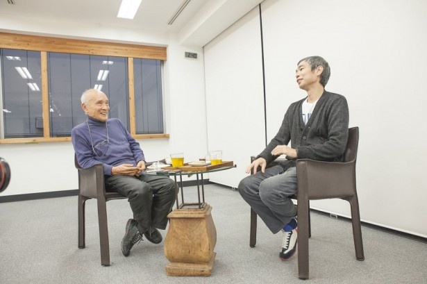 谷川氏と松本氏の対談の様子。絵本を作るにあたり、直接顔を合わせることがなかったという2人